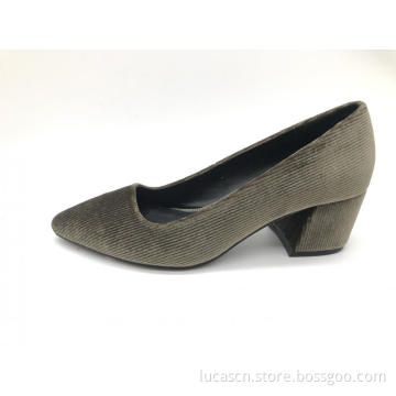 Ladies chunky mid- heel pump
